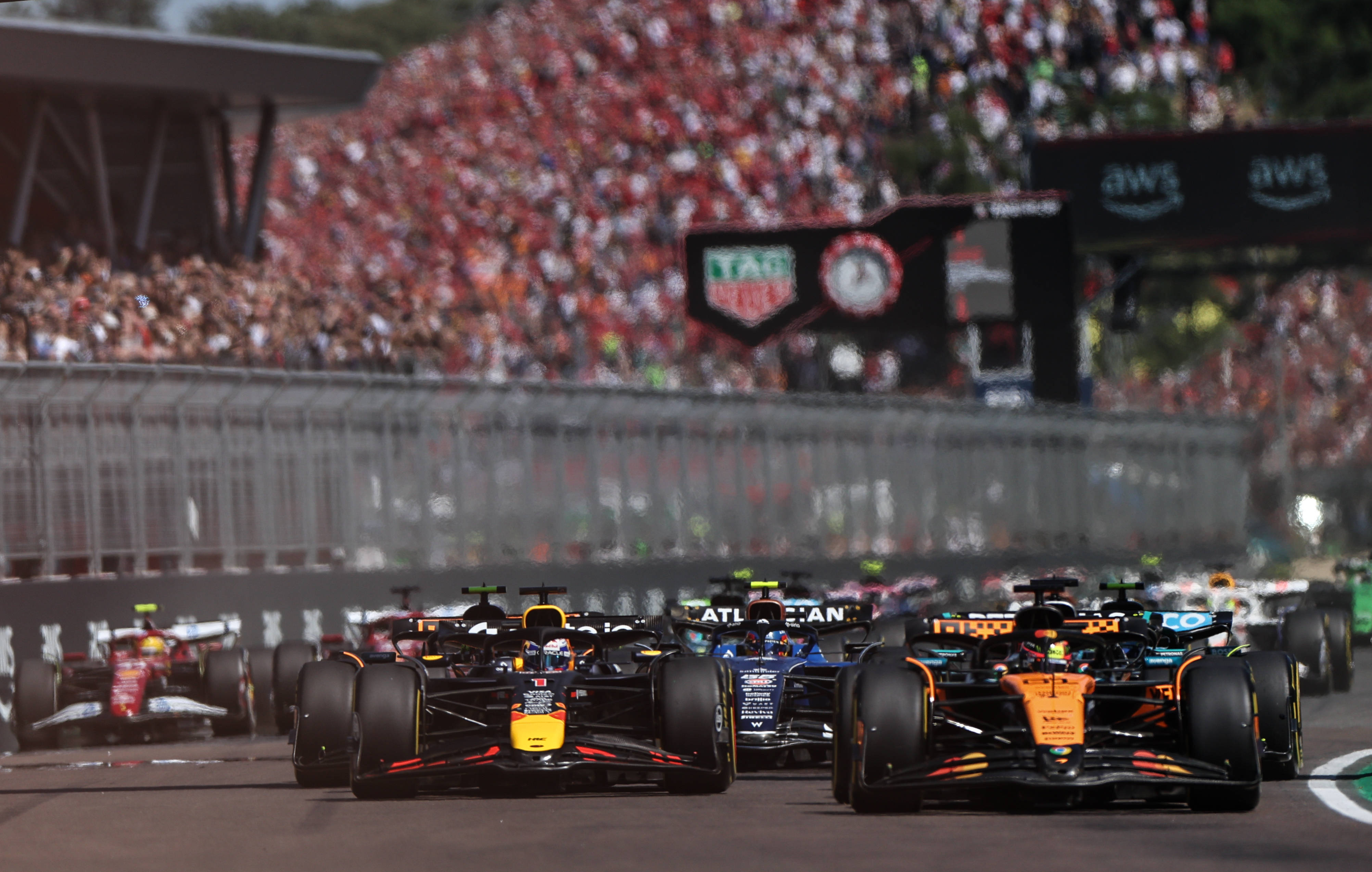 关于哈斯车队险胜红牛二队，诺里斯统治全场的信息