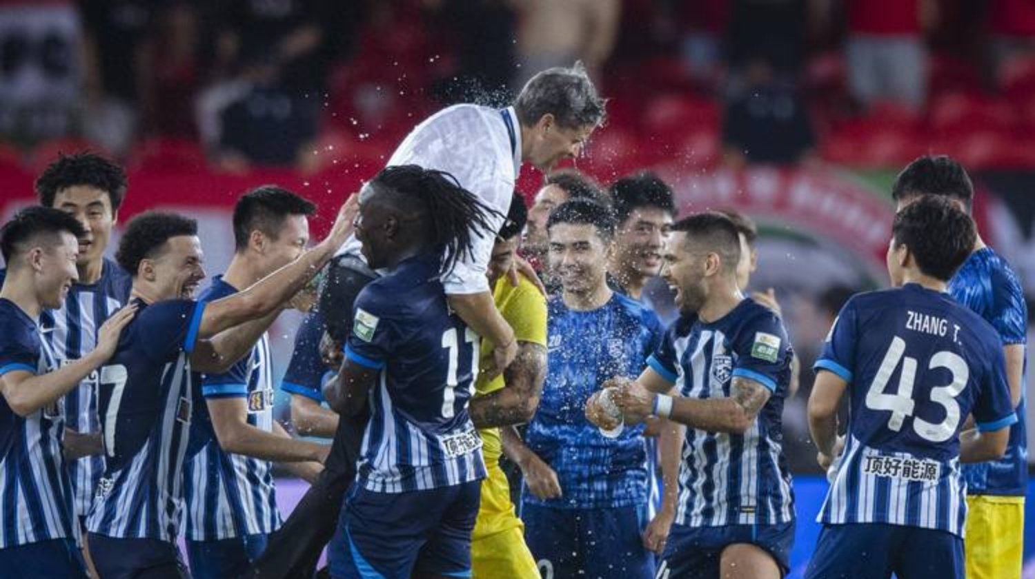 激情对抗!球队在比赛中紧咬比分 激情对抗!球队在比赛中紧咬比分