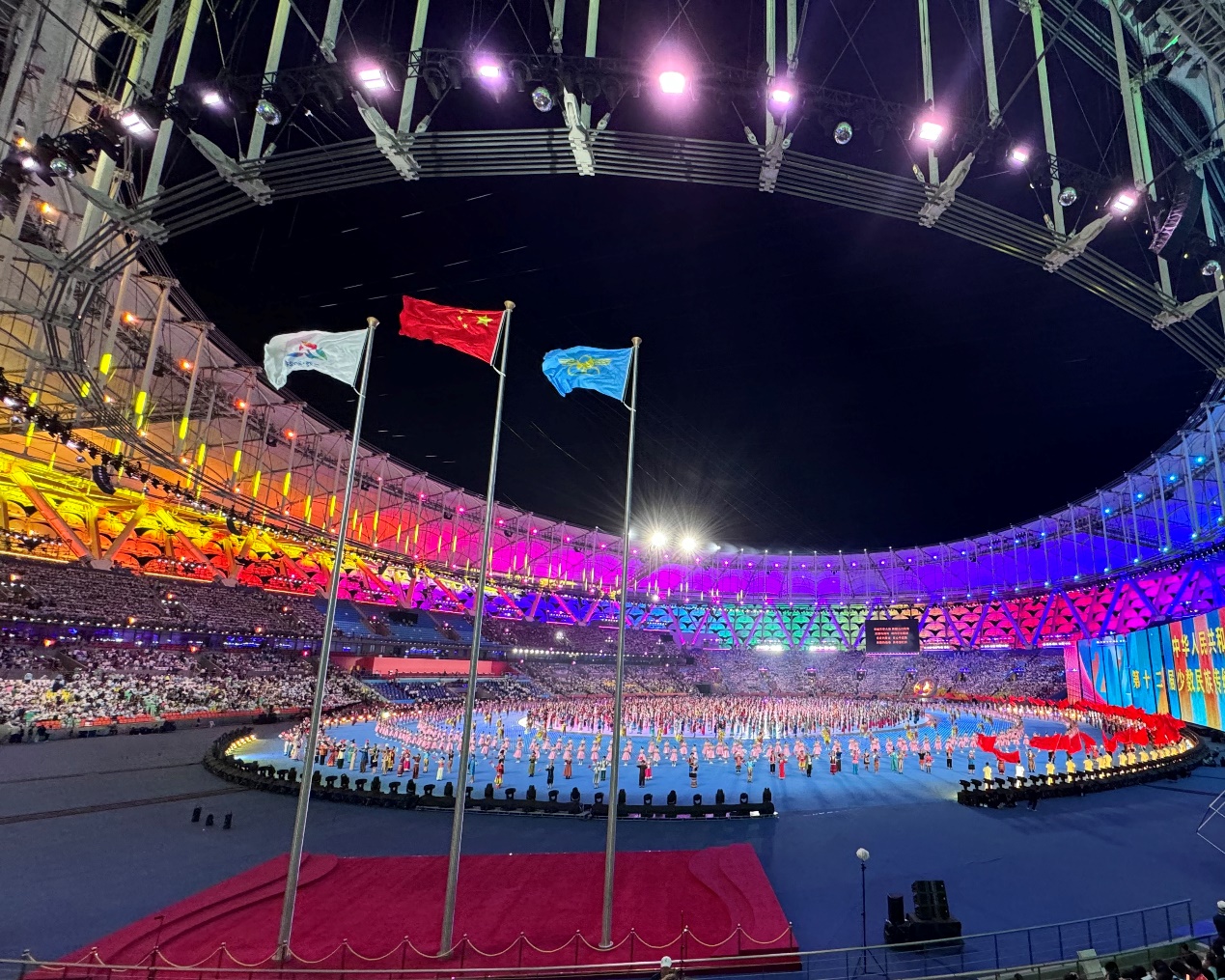 体育场馆沸腾,观众欢呼雀跃 体育场馆沸腾,观众欢呼雀跃