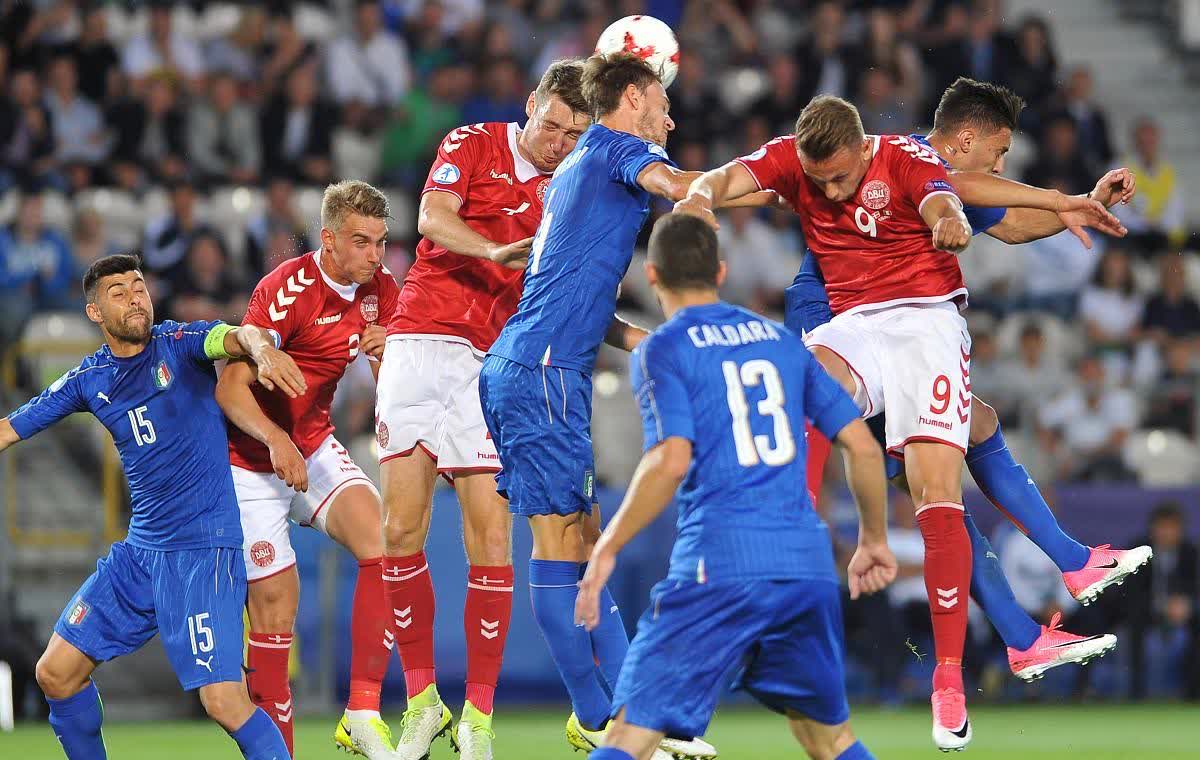 关于赛场争议不断,球迷激情如火的信息 关于赛场争议不断,球迷激情如火的信息