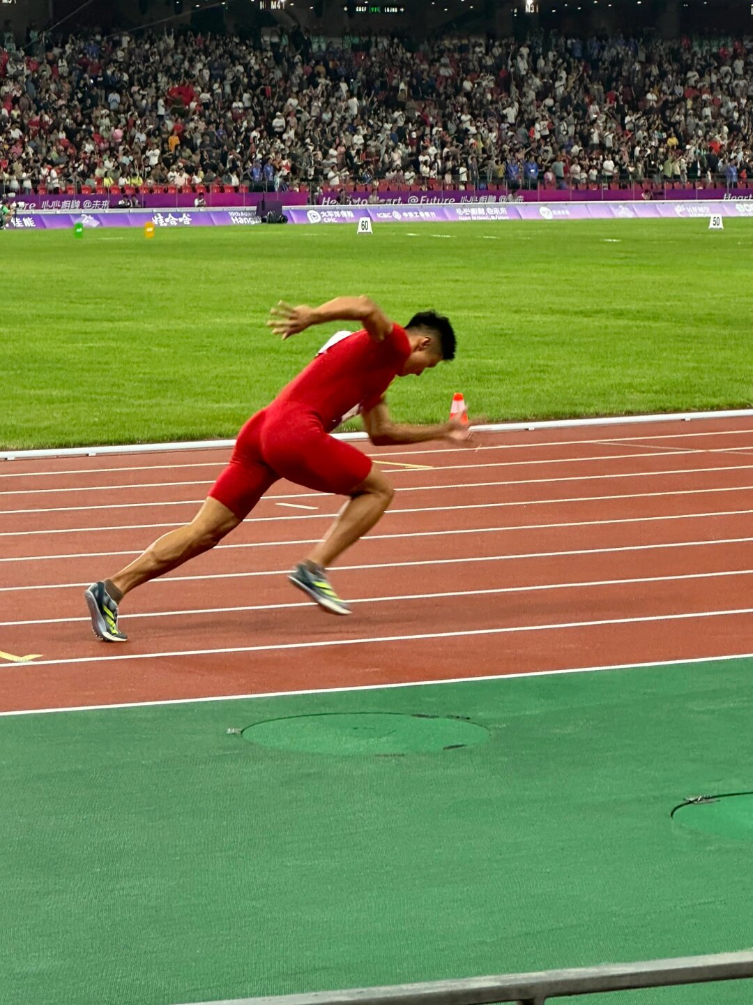 足球比赛中,运动员们展现出色技术和拼搏精神 足球比赛中,运动员们展现出色技术和拼搏精神