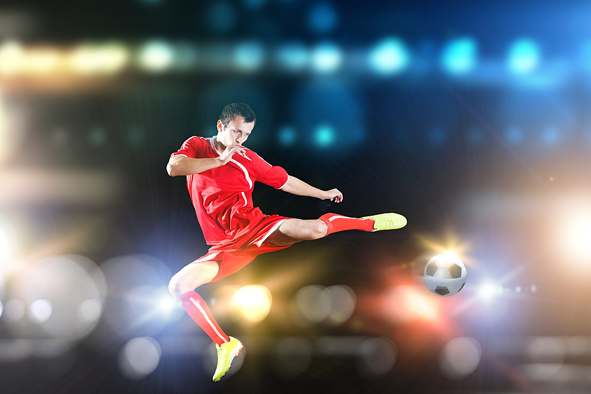 足球比赛中,运动员们展现出色技术和拼搏精神 足球比赛中,运动员们展现出色技术和拼搏精神