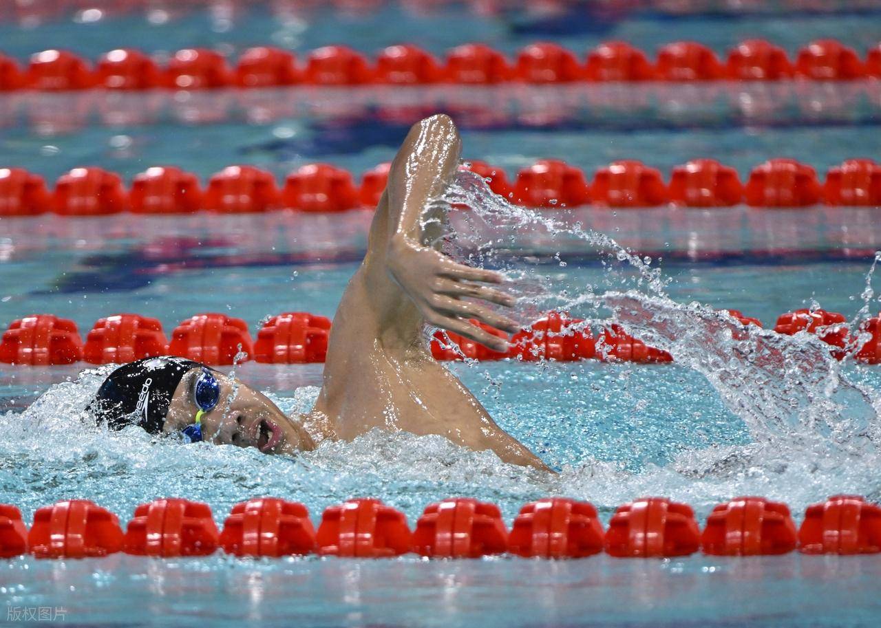 爱沙尼亚选手在游泳赛事中勇夺金牌