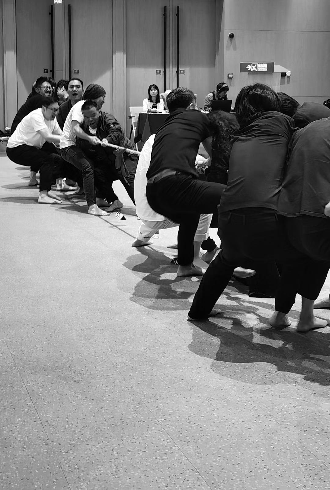 人内部矛盾激化，团队合作尴尬