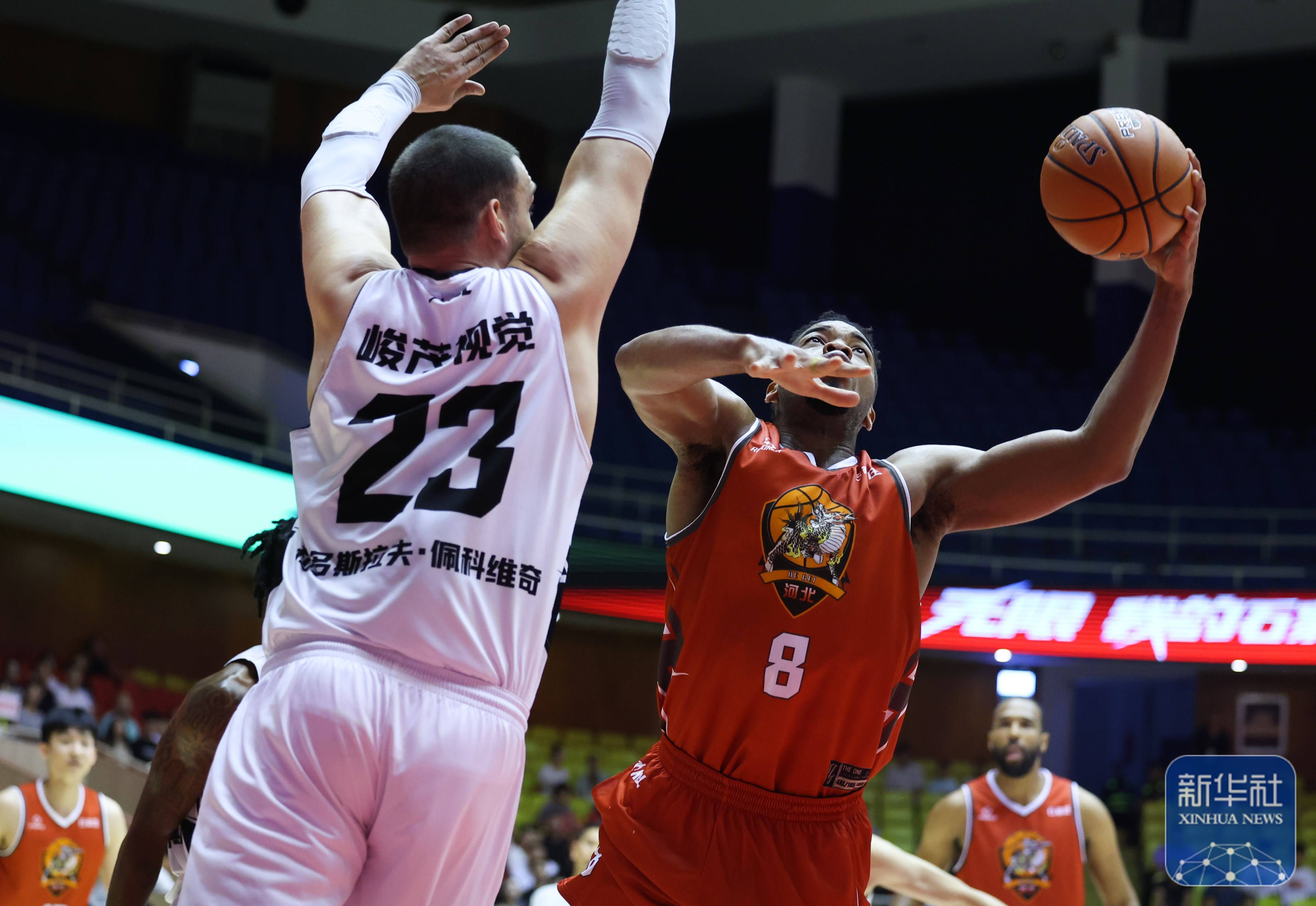 福建男篮在激烈对抗中脱颖而出