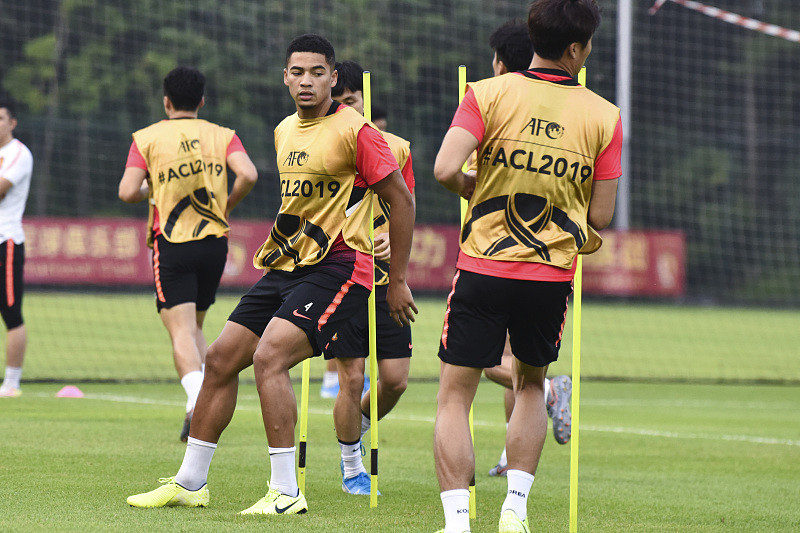 包含恒大发布战术海报，球迷期待奇兵出击，更换首发的词条