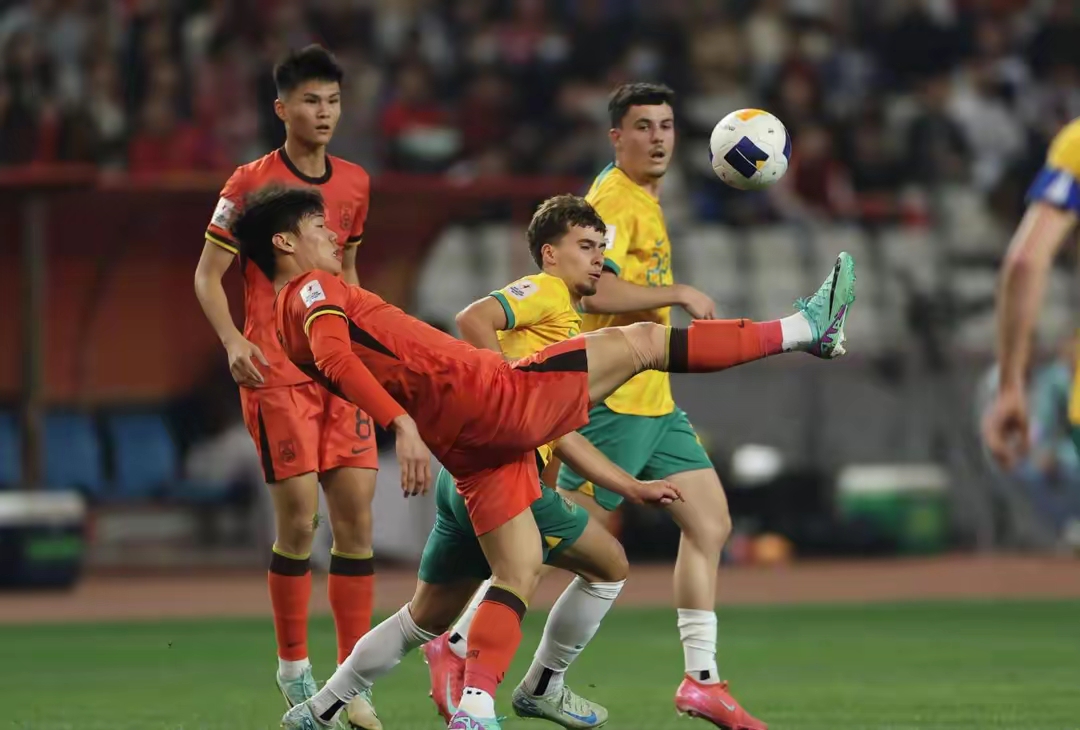 球队努力拼搏，力争赢下关键比赛的简单介绍