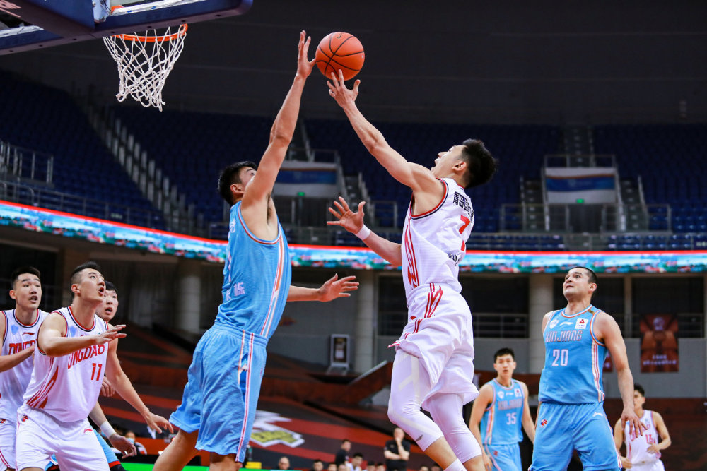 关于宁夏男篮全队奋力拼搏，战胜重庆队的信息