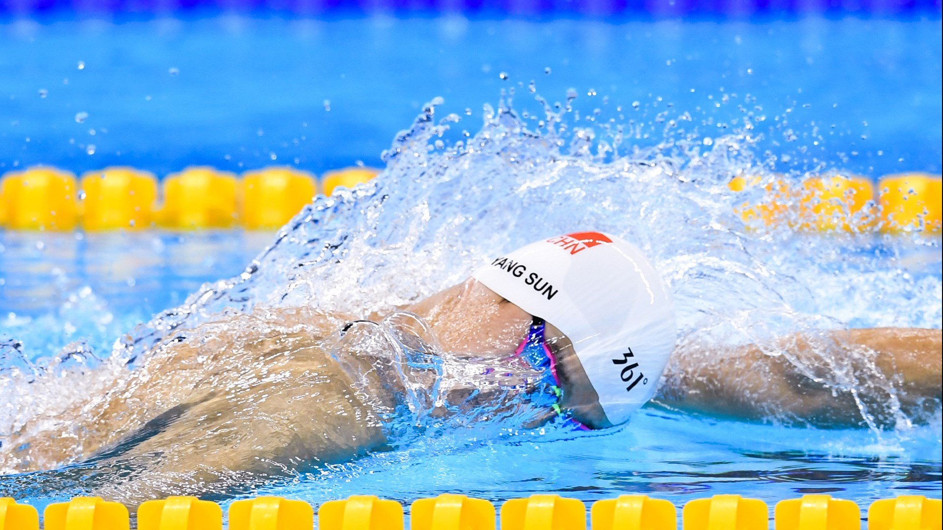 F1新赛季揭幕战之夜,米切尔成为胜负手