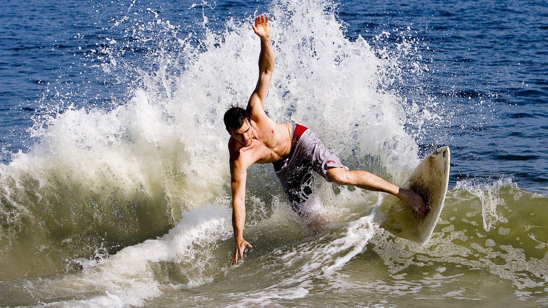 迪巴拉攻防两端统治赛场，马里奇迹般战胜曼城夺冠